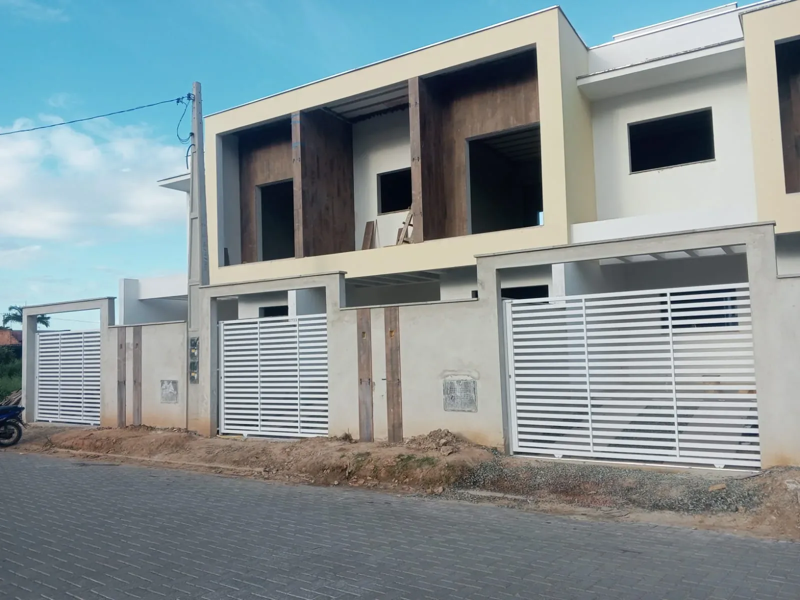Sobrado geminado novo e averbado em Itacolomi, Balneário Piçarras